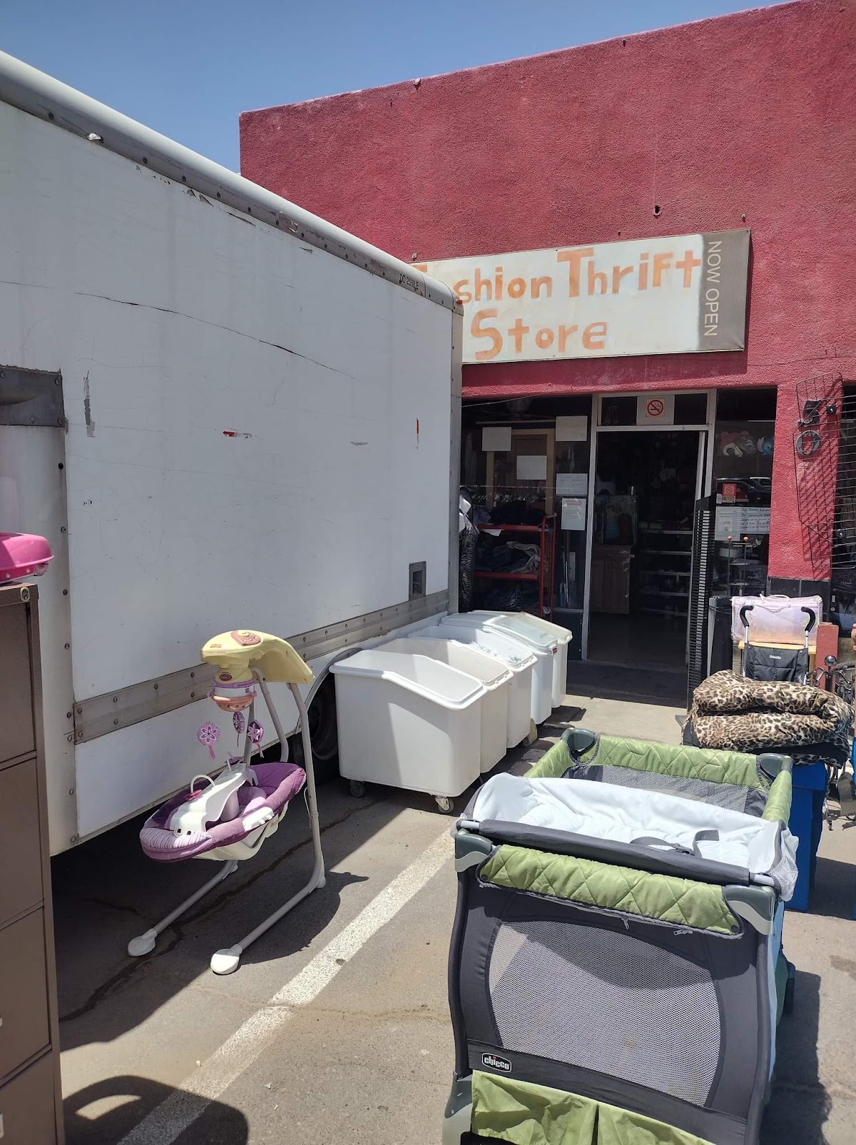 Fashion Thrift Store in San Luis
