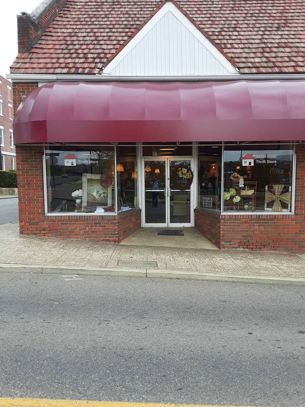 Manna House Thrift Store in Johnson City