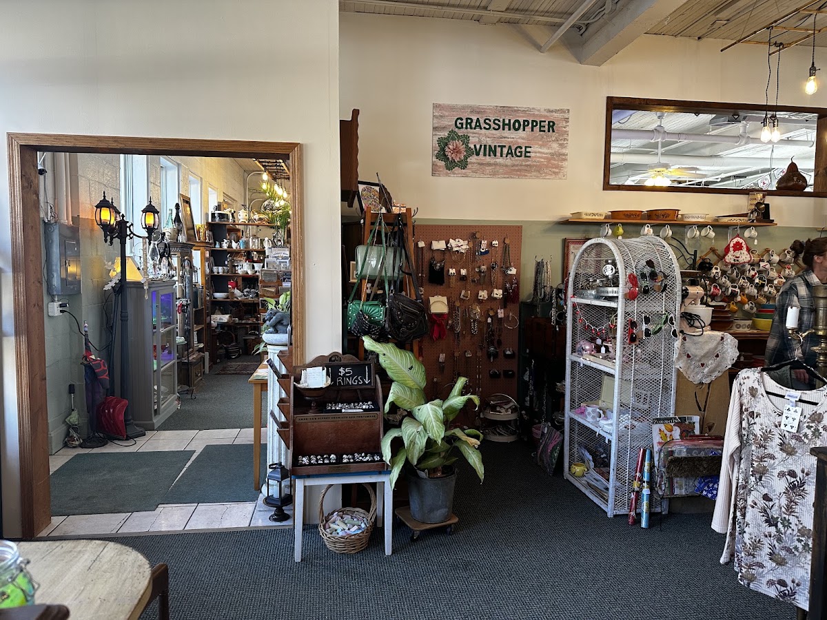 Baraboo Vintage & Seek Boutique in Baraboo