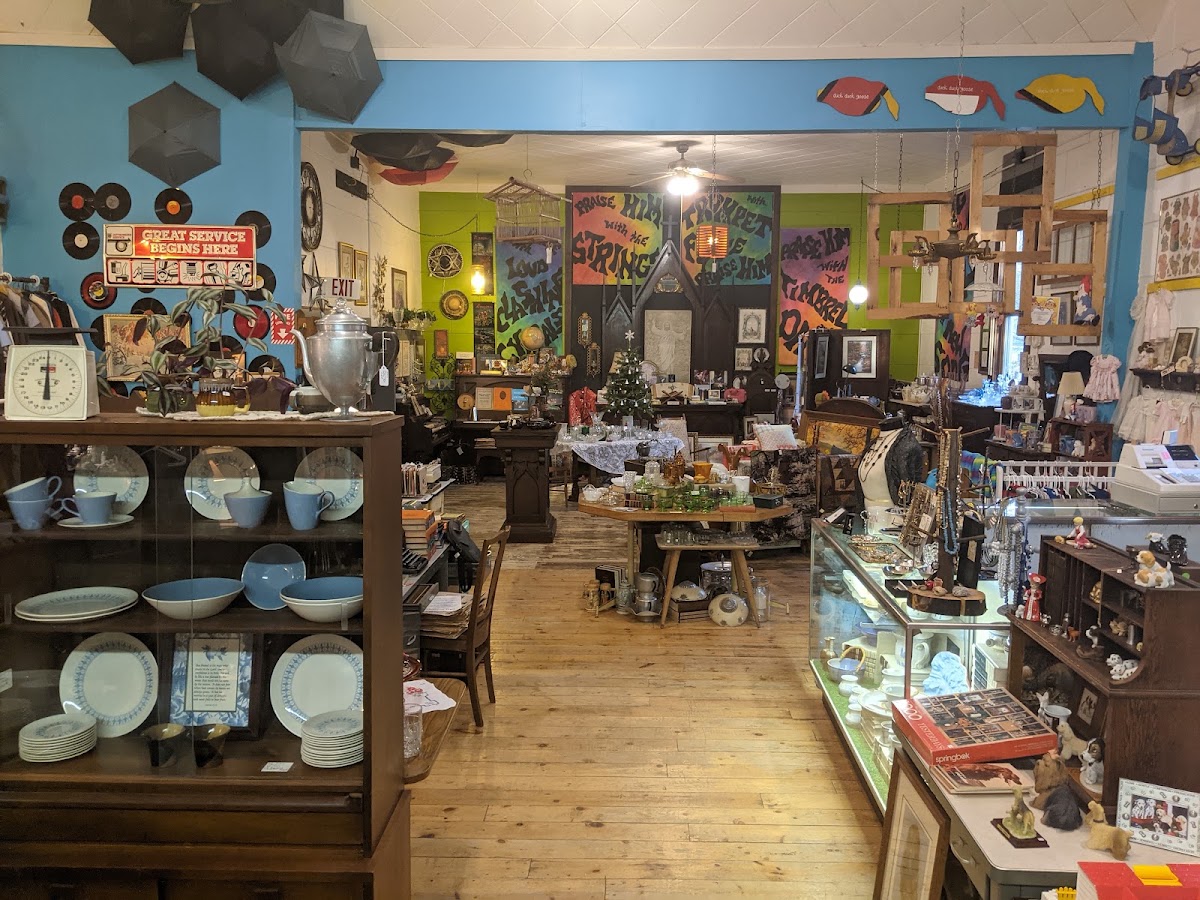 Red Umbrella - Upscale Thrift in Bemidji