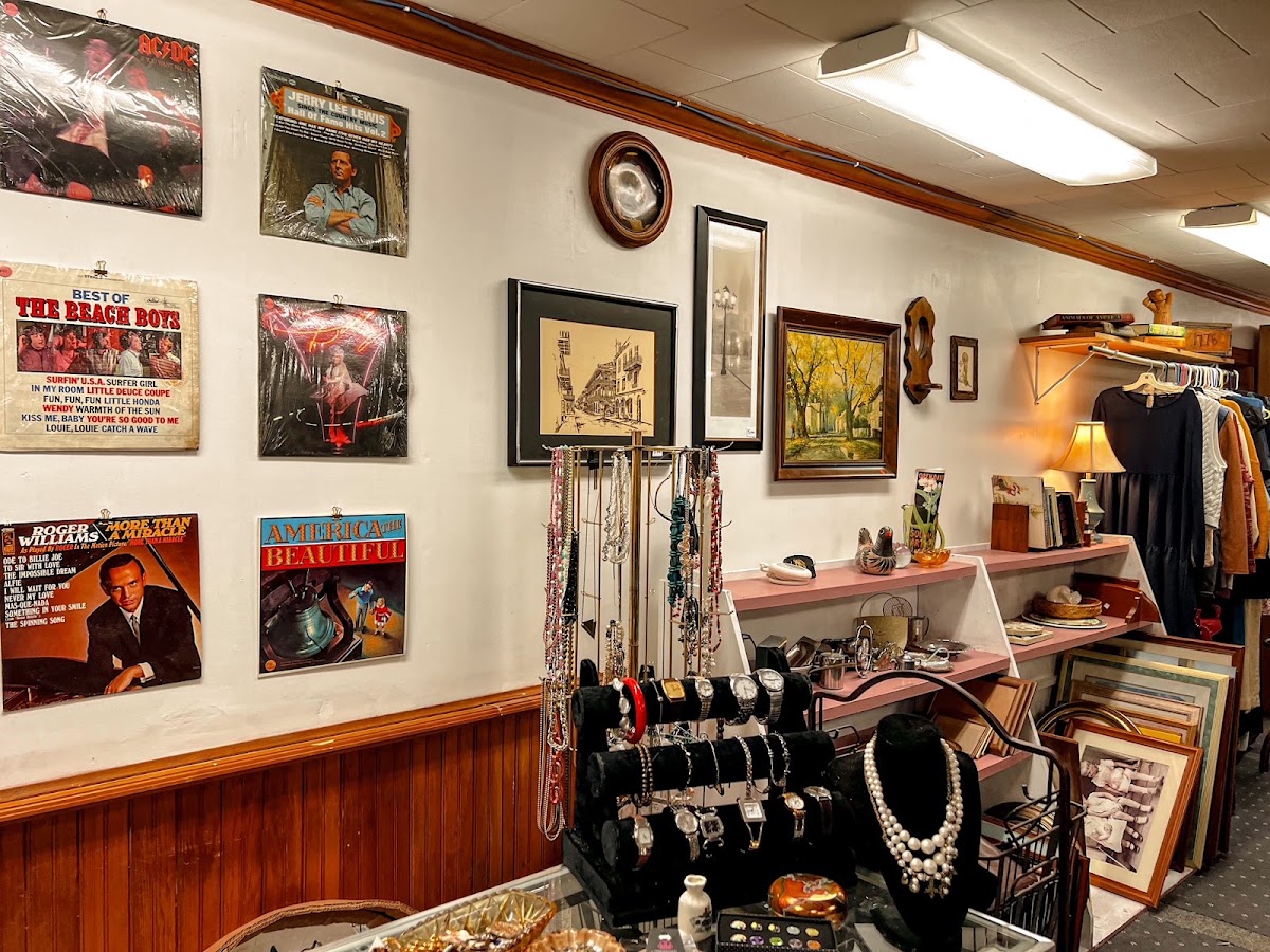 Nifty Thrift Shop LLC in Tracy