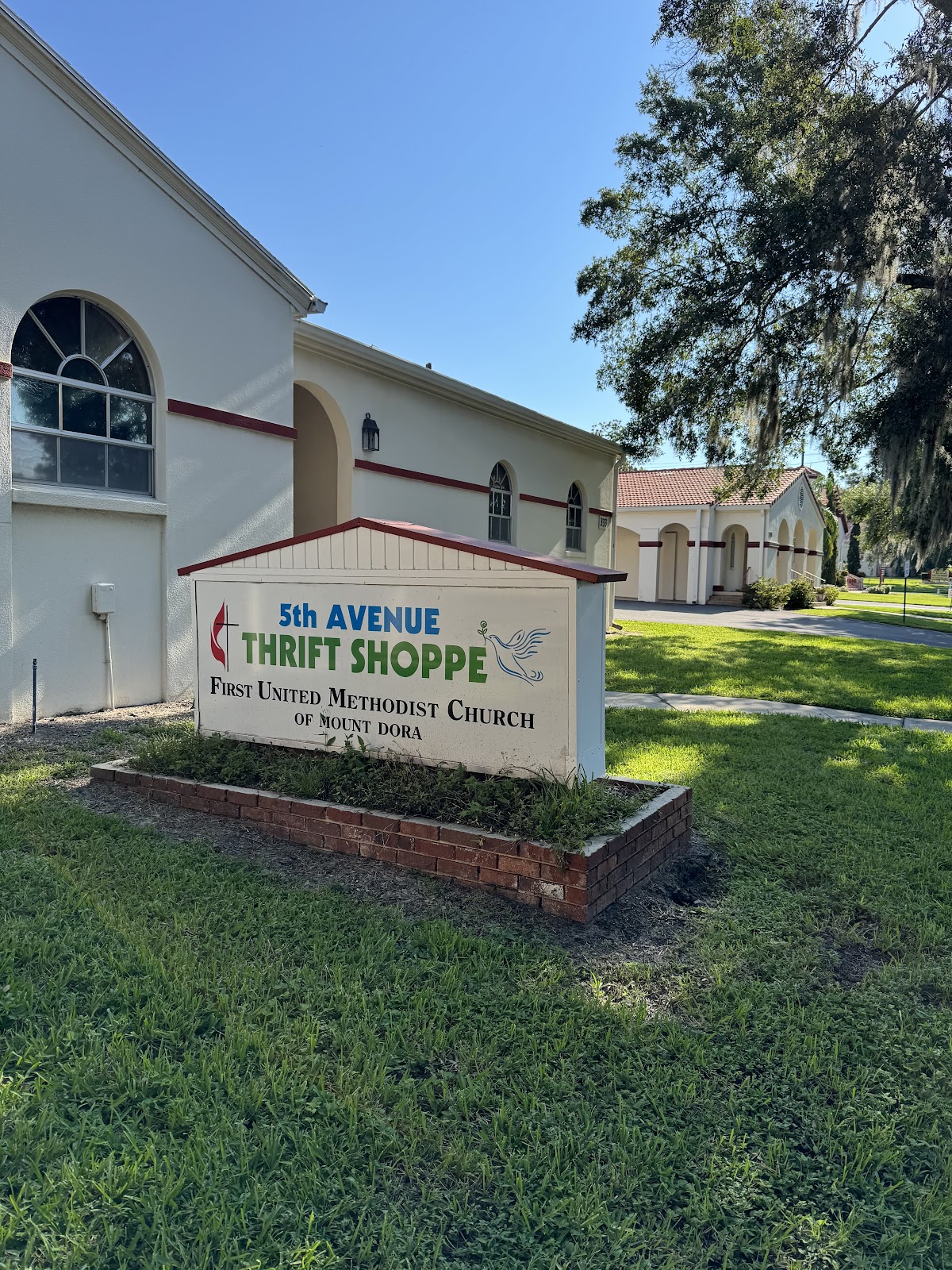 Fifth Avenue Thrift Shoppe in Mount Dora