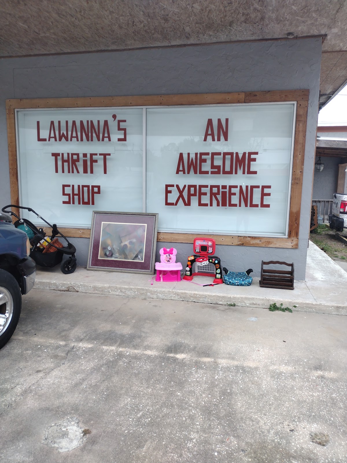 Lawannas thrift shop in Starke