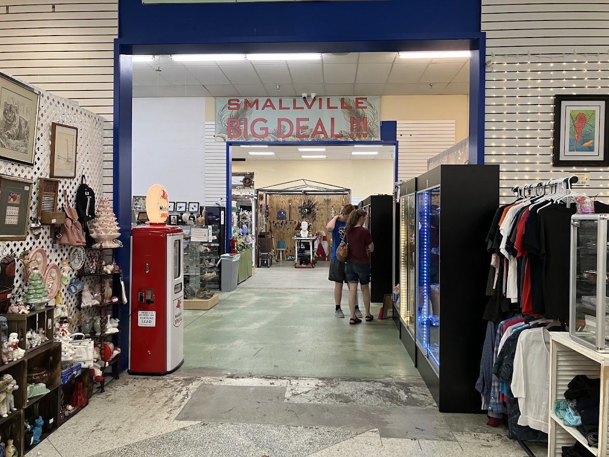 Paradise Vintage Market in North Fort Myers
